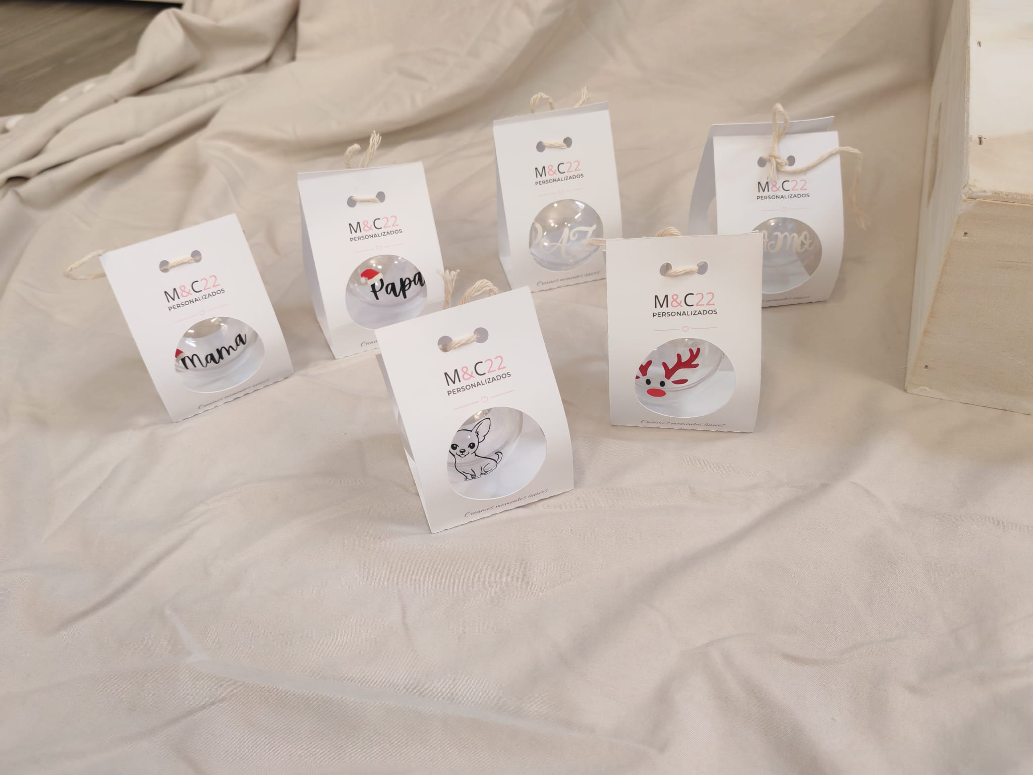 Selección de tazas personalizadas presentadas en sus cajas